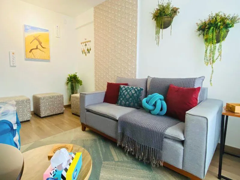 Sala de atendimento do consultório de psicologia em Jardim da Penha, Vitória ES, com iluminação natural e decoração acolhedora